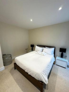 Contemporary 2BD Flat wBalcony Canary Wharf!